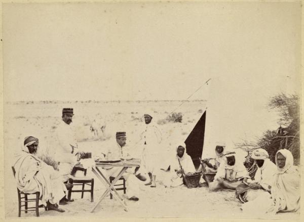 Un campement [Officiers et soldats méharistes] (Photo rare)