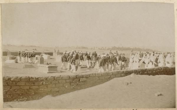 Au cimetière de Timimoun à l'anniversaire de l'attaque, 1902 février (Photo rare)