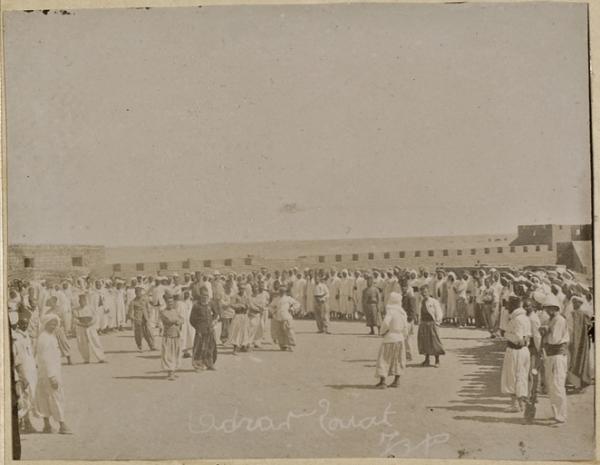 Adrar Touat. La lecture du rapport 2e compagnie de tirailleurs sahariens (Photo rare)