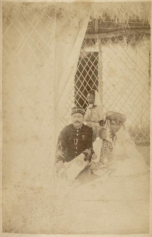 [Un militaire avec sa femme et sa fille] (Photo rare)