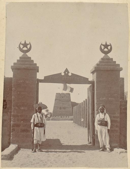 Porte du camp Depardieu. Adrar 1902 (Photo rare)