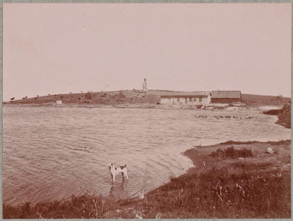Port-aux-Poules. Dans le fond, établissement thermal (Photo rare)