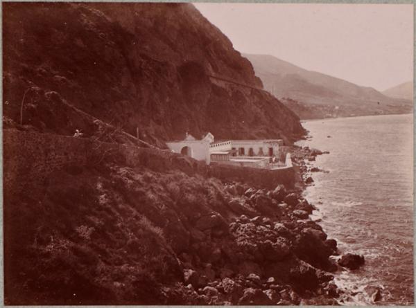Les Bains-de-la-Reine. Photographie prise de l'hôtellerie. Dans le fond, St André-de-Mers-el-Kébir (Photo rare)