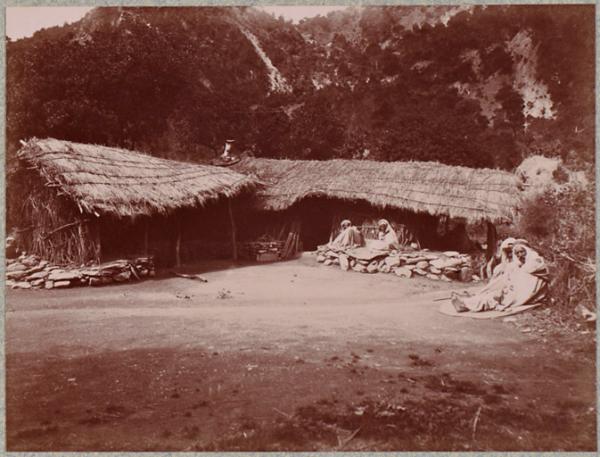 Hammam-Melouane. Cabanes de baigneurs indigènes (Photo rare)