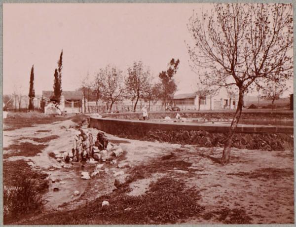 Les Eaux-Chaudes : la piscine dont le trop plein se déverse sur la gauche, où les femmes arabes lavent leur linge (Photo rare)