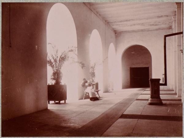 Hammam-Rirha. Salle d'attente des sous-sols où sont installés les piscines montrant le luxe des aménagements (Photo rare)