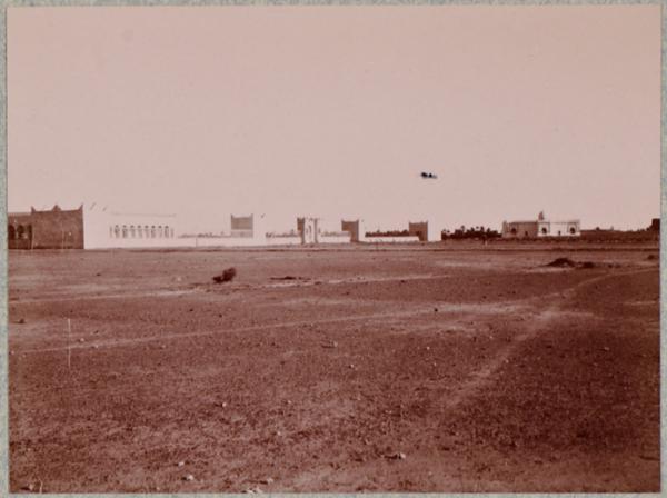 Beni-Ounif de Figuig. L'infirmerie dans le fond à droite et sur la gauche le burau arabe (Photo rare)