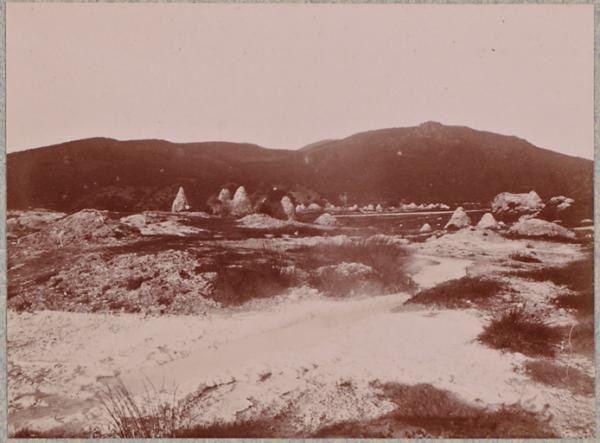 Hammam-Meskoutine. Les cônes. De milles points jaillissent de petites sources secondaires. Le ruisseau central est fait d'une eau à 95°. (Photo rare)