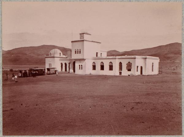 Hammam-Salahin. L'établissement, le tramway qui le met à une demi-heure de Biskra (Photo rare)