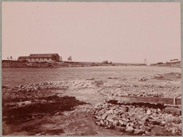 Port-aux-Poules. A droite, tuyautage en plein air. Au-dessus et dans le fond, le forage. Sur le même plan et au millieu, tonneaux d'eau minérale, à déstination de l'Angleterre (savon spécial Seilma) (Photo rare)
