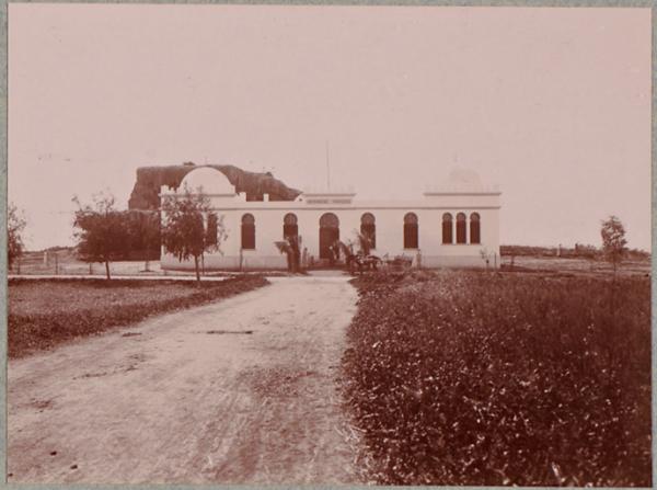 Bou-Hadjar. Nouvelle infirmerie indigène. Le rocher de la source, derrière le pavillon de gauche (Photo rare)