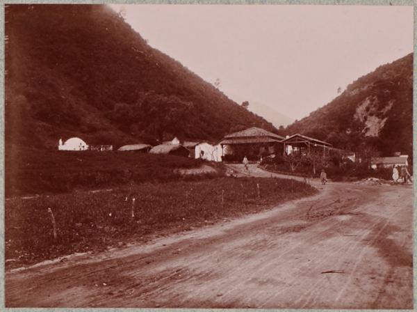 Hammam-Melouane. La source est à gauche, à l'intérieur du marabout (kouba) (Photo rare)