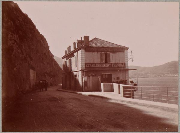 Les Bains-de-la-Reine. L'hôtellerie. Les bains sont en contrebas au bord de la mer (Photo rare)