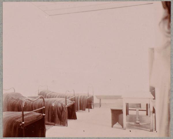 Bou-Hadjar. La chambre des malades de la nouvelle infirmerie indigène (Photo rare)