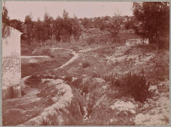 Noisy-les-Bains. De gauche à droite, la canalisation couverte, et le mur de l'établissement. (Photo rare)