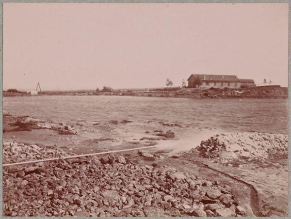 Port-aux-Poules. A droite, tuyautage en plein air, jet intermittent (Photo rare)