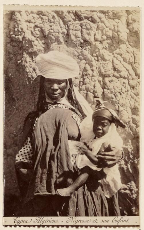 Types algériens. Négresse et son enfant (Photo rare)