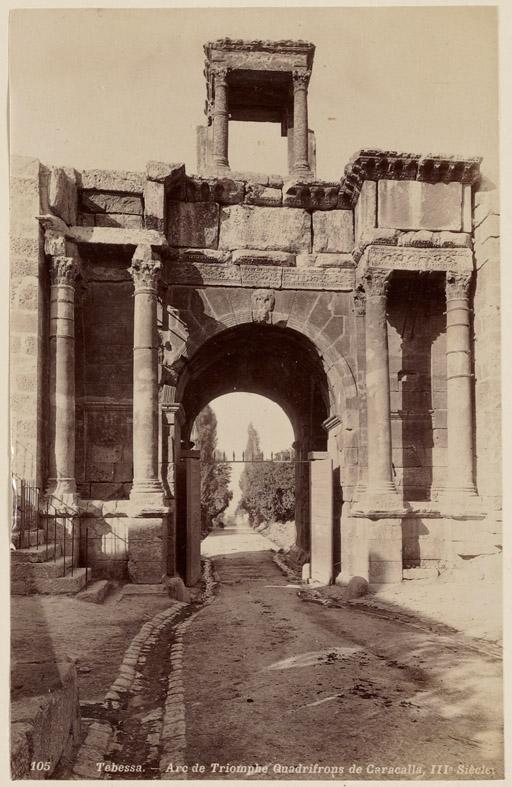 Tebessa. Arc de triomphe quadrifons de Caracalla (IIIeme siècle) (Photo rare)