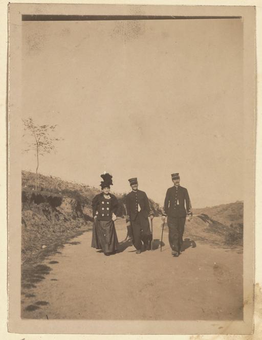 [Un couple, une femme et un militaire, accompagnés d'un officier] (Photo rare)