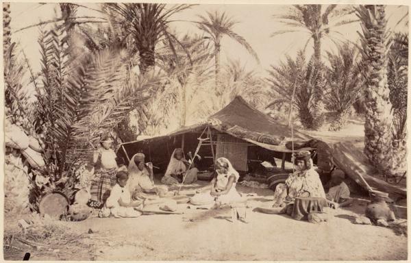 [Campement avec femmes et enfants préparant le repas et un métier à tisser] (Photo rare)
