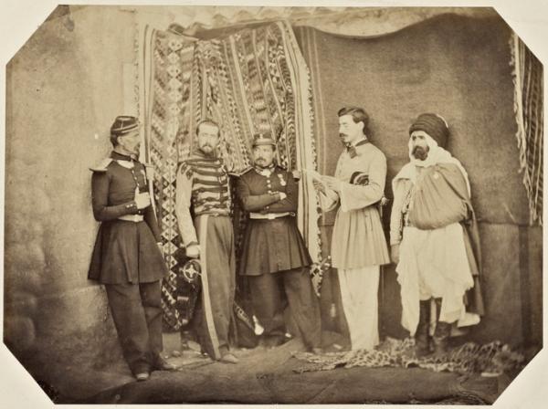 Lieutenant Rose, Lieutenant Rinaldini, Commandant Séroka, Commandant supérieur Lieutenant Saint-Martin, Med [Mohamed] Srir Kaïd de Biskra (Photo rare)