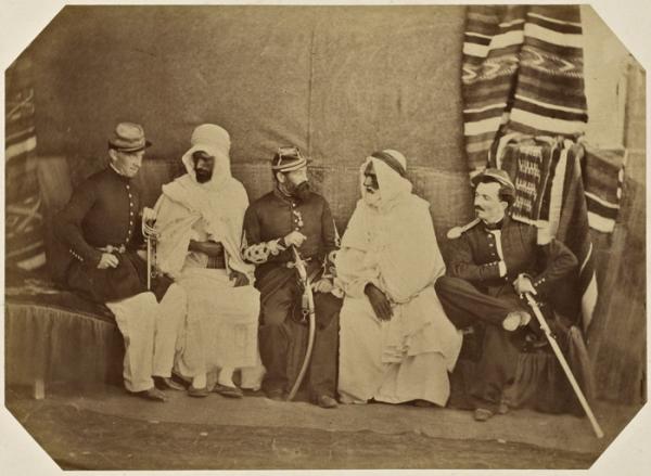 M. Gabeau, interprète militaire de 1ère classe à la direction arabe, El Hadj Mustapha, fils de l'ancien agha Mazary, le capitaine Conté, chef du bureau arabe d'Oran, El Arbi ben Yousef ex-agha de Saîda, le lieutenant  Becquet, détaché du bureau arabe d'Or (Photo rare)