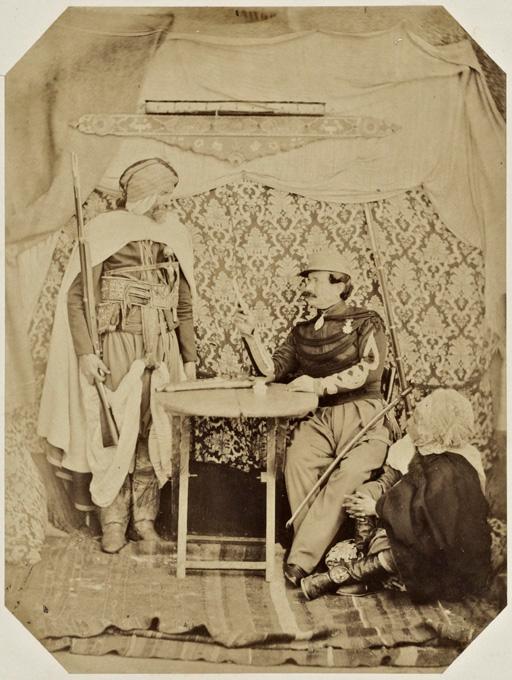 M. le commandant Allegro du 3e Spahis. Ali Chebby, fils de l'ancien agha des Hamencha, Seliman Lemdeni spahi (Photo rare)