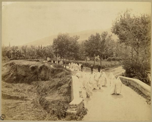 Tlemcen. Femmes revenant du cimetière (Photo rare)