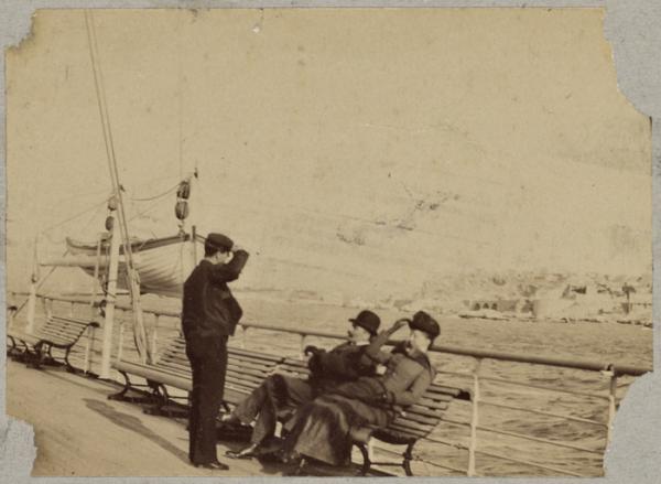 [Hommes sur le pont d'un bateau] (Photo rare)