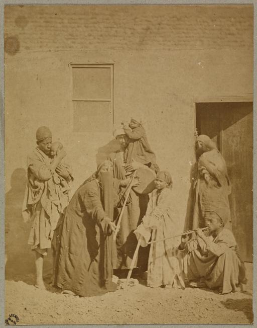 [Groupe de musiciens et de femmes] (Photo rare)