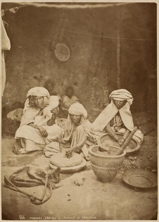 Femmes arabes préparant le couscous (Photo rare)