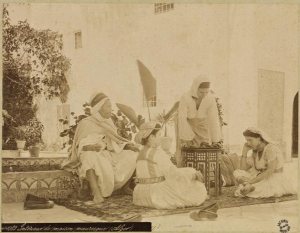Intérieur de maison mauresque (Alger) (Photo rare)