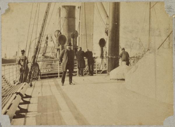 [Hommes sur un bateau] (Photo rare)