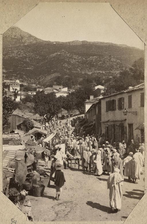 [Marché dans une rue de Bougie] (Photo rare)