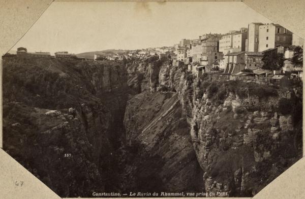 Constantine. Le ravin du Rhummel, vue prise du pont (Photo rare)
