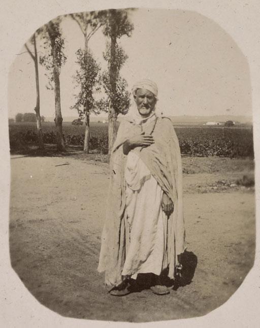 Au marché de l'Alma : un marabout (Photo rare)