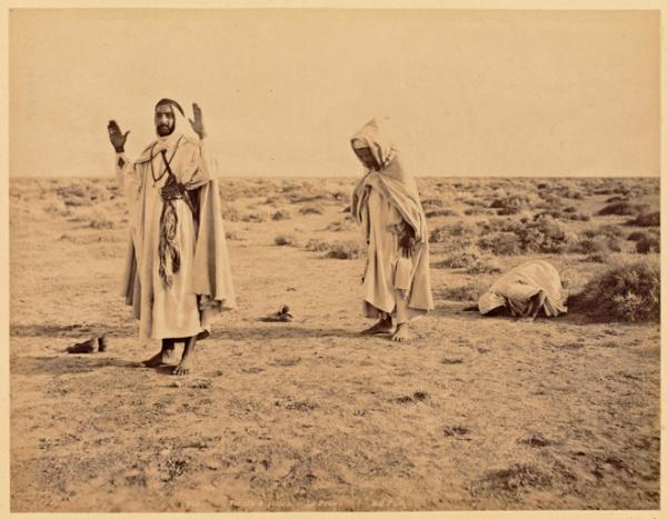 Sahara algérien. La prière  (Photo rare)