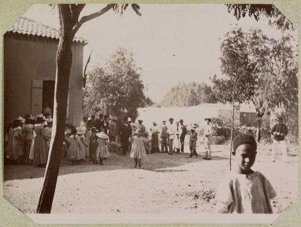 M. Etienne à Ammi-Moussa, sortie de la réunion publique (Photo rare)