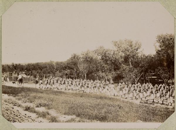 Une compagnie de zouaves rentrant de la manoeuvre (Photo rare)