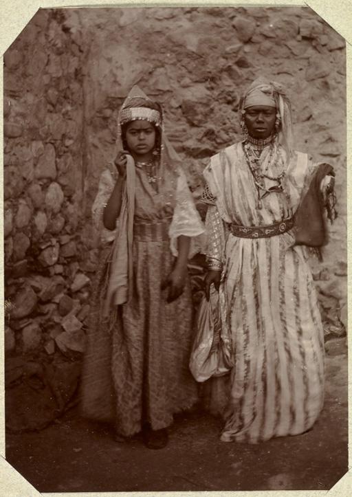 [Femme et fillette en costume] (Photo rare)