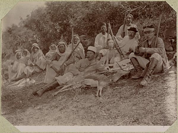 Après la mort de la gazelle [militaires de retour de la chasse dont Jules Meyer avec le chapeau noir] (Photo rare)