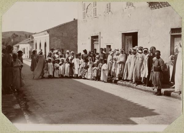 [Groupe posant dans une rue d'El Aricha] (Photo rare)