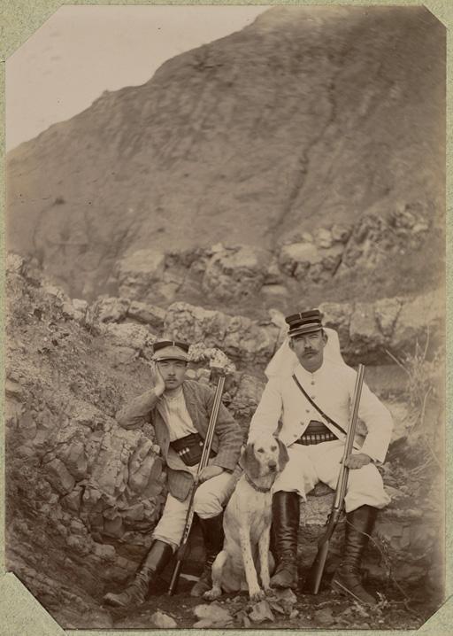 Algérie, [Deux militaires de l'hôpital militaire d'El Aricha du retour de la chasse] (Photo rare)