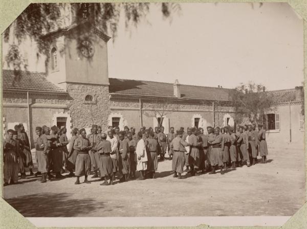 Algérie. El Aricha. Les tirailleurs au rapport (Photo rare)