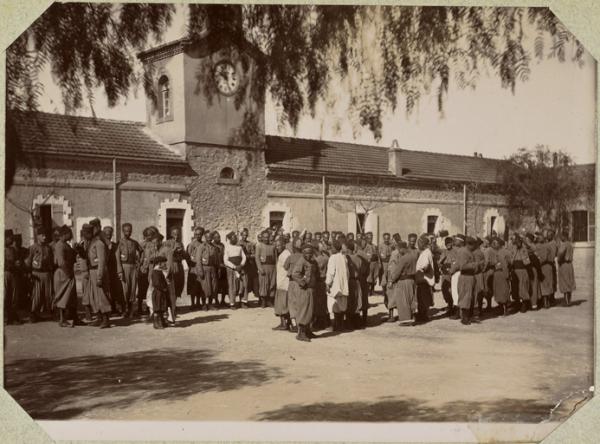 [Algérie. El Aricha.] Les tirailleurs au rapport (Photo rare)