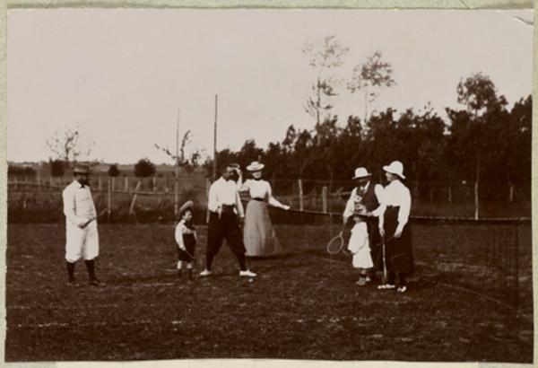 Algérie [Groupe d'hommes et de femmes et un enfant jouant au tennis] (Photo rare)