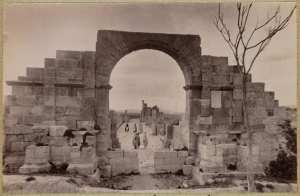 Entrée de la basilique. Tebessa (Photo rare)