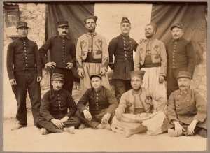 [Groupe de soldats et officiers dont des tirailleurs à Inifel en 1900] (Photo rare)