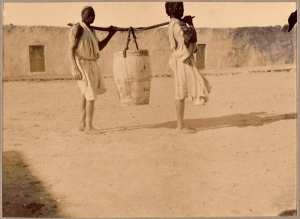 Transport de l'eau à In-Salah [étape de la colonne du Tidikelt du commandant d'Eu du 14 et 16 mars 1900?] (Photo rare)