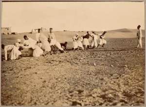 Au gymnase [Tirailleurs sahariens à l'exercice lors d'une étape de la mission Flamand] (Photo rare)